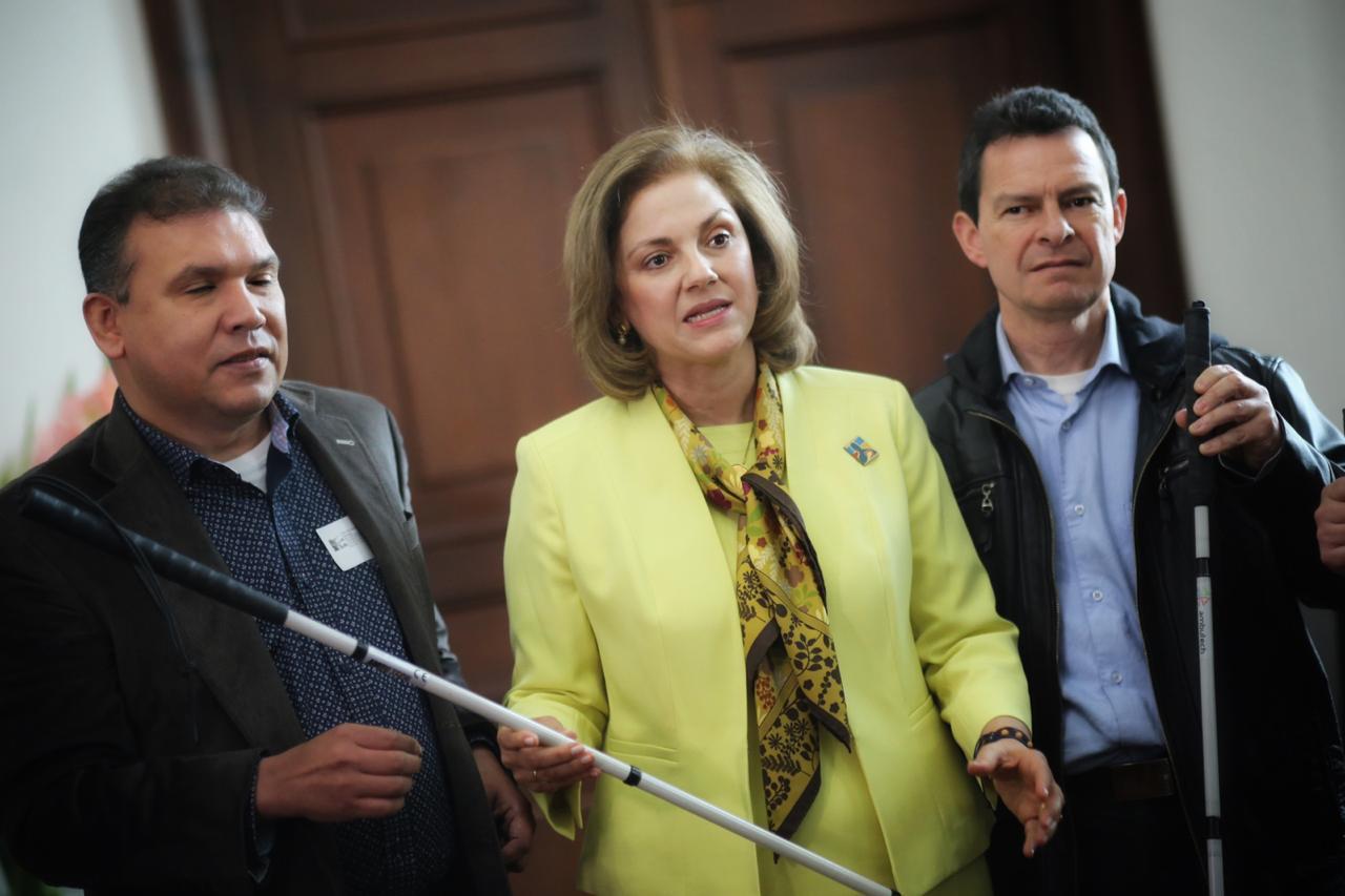 Senadora María del Rosario Guerra exhibe el bastón blanco en el momento de radicar el proyecto de ley, que beneficiaría a las personas con discapacidad visual.