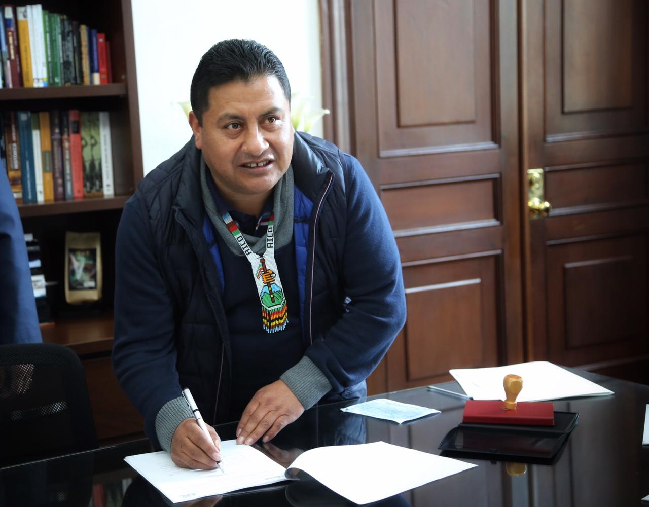 Senador Manuel Palchucán en la radicación del proyecto.