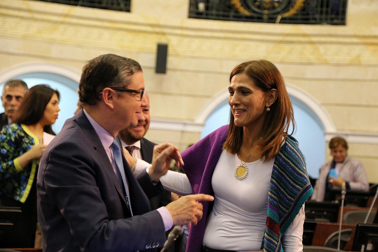 El senador Fabio Amín dialoga con la ministra de Transporte, Ángela María Orozco.
