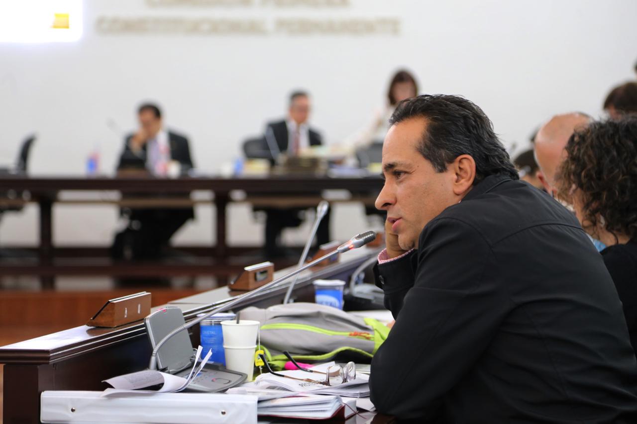 Senador Alexander López al intervenir en la Comisión Primera.