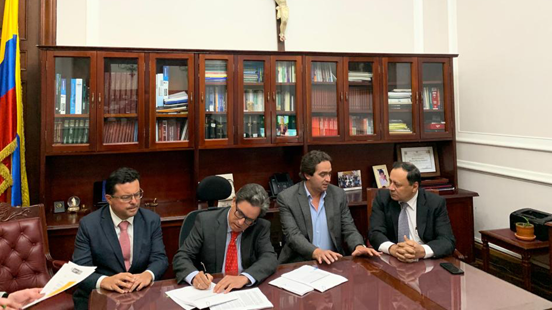 Momentos en que el ministro de Hacienda, Alberto Carrasquilla, radica nuevamente el proyecto sobre la Ley de Financiamiento. Foto: Minhacienda
