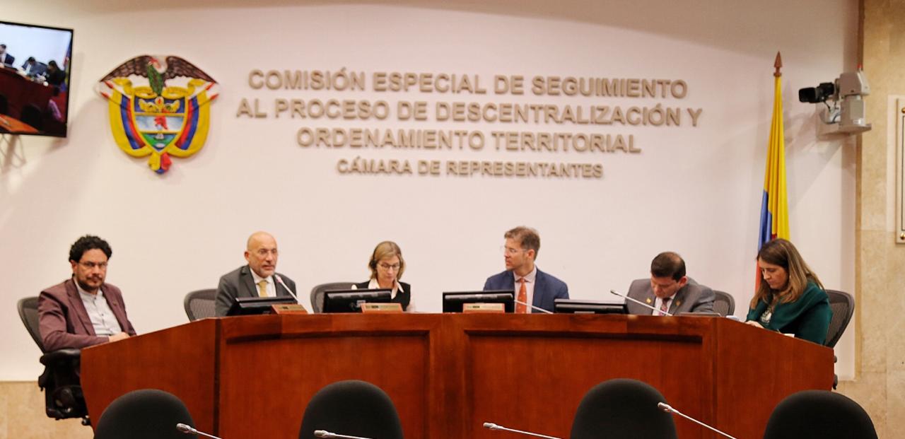 Reunión de Comisión de Paz con funcionarios estadounidenses.