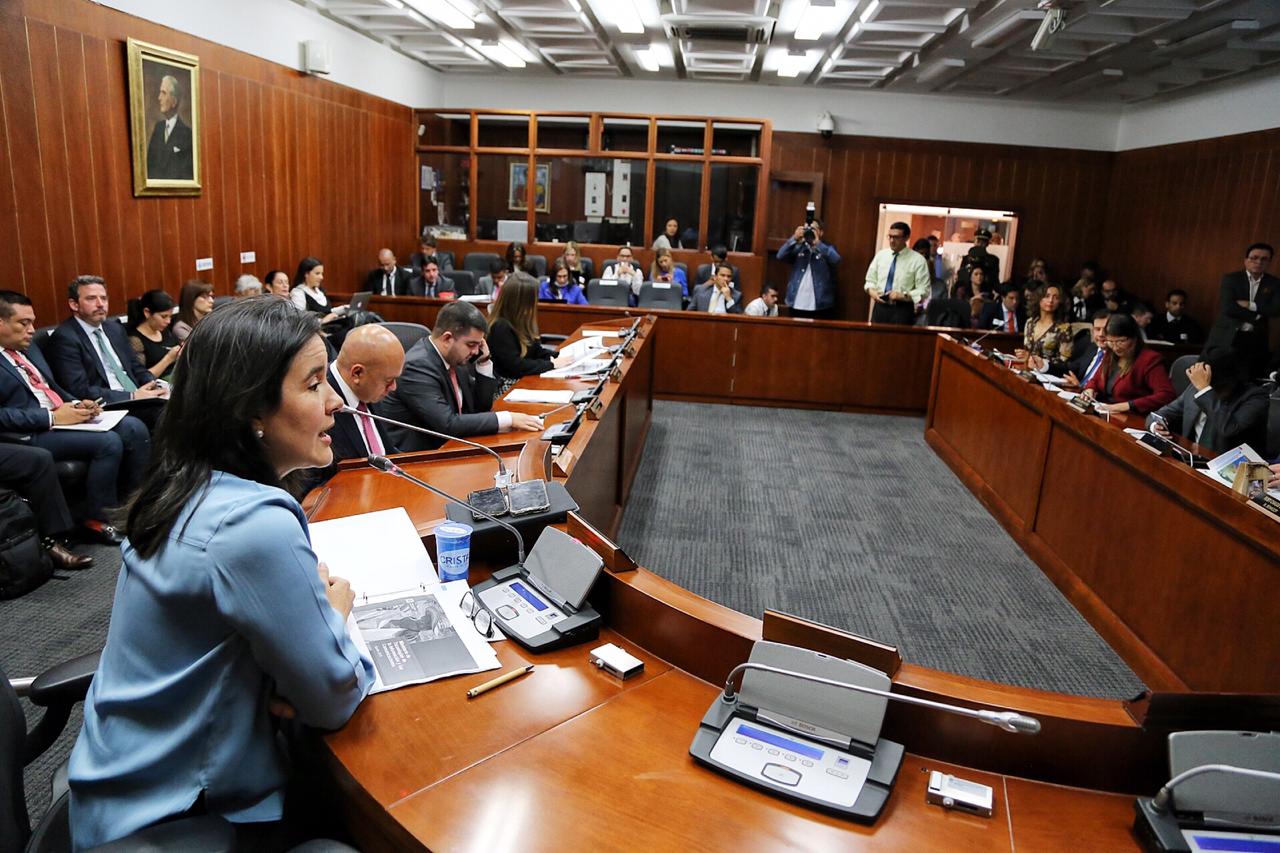 La ministra de las TICS, Silvia Constain Rengifo, interviene ante la Comisión Sexta.