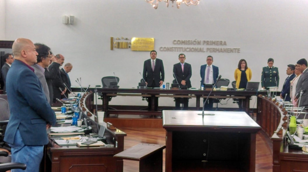 Comisiòn Primera al guardar un minuto de silencio en memoria de los exsenadores de esa célula legislativa, Luis Carlos Galán Sarmiento, Rodrigo Lara Bonilla y Federico Estrada Vèlez, asesinados por los narcotraficantes.