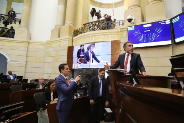El senador Armando Benedetti en el momento de intervenir en el debate sobre el alto costo de los pasajes aéreos.