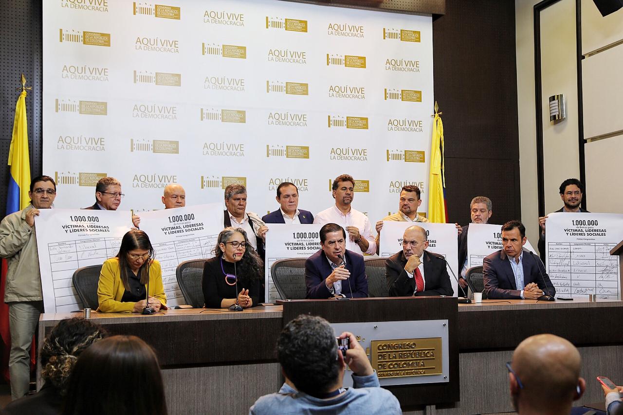 Rueda de prensa con los congresistas que impulsan la campaña del millón de firmas