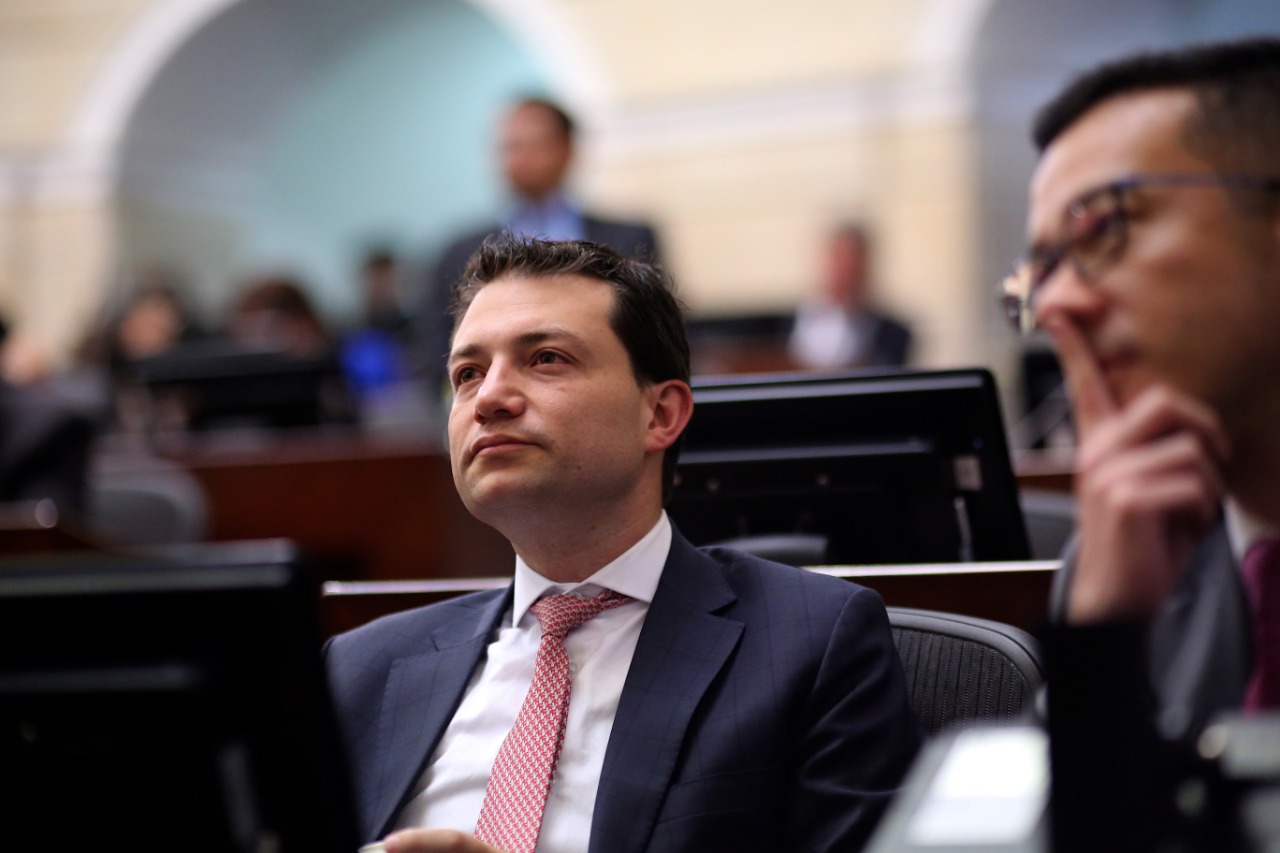 El contralor General Carlos Felipe Córdoba, sigue con atención la plenaria del Senado.