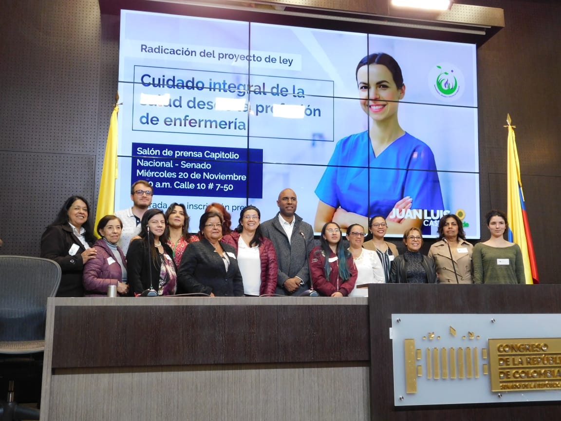 Senador Juan Luis Castro con un grupo de enfermeras.