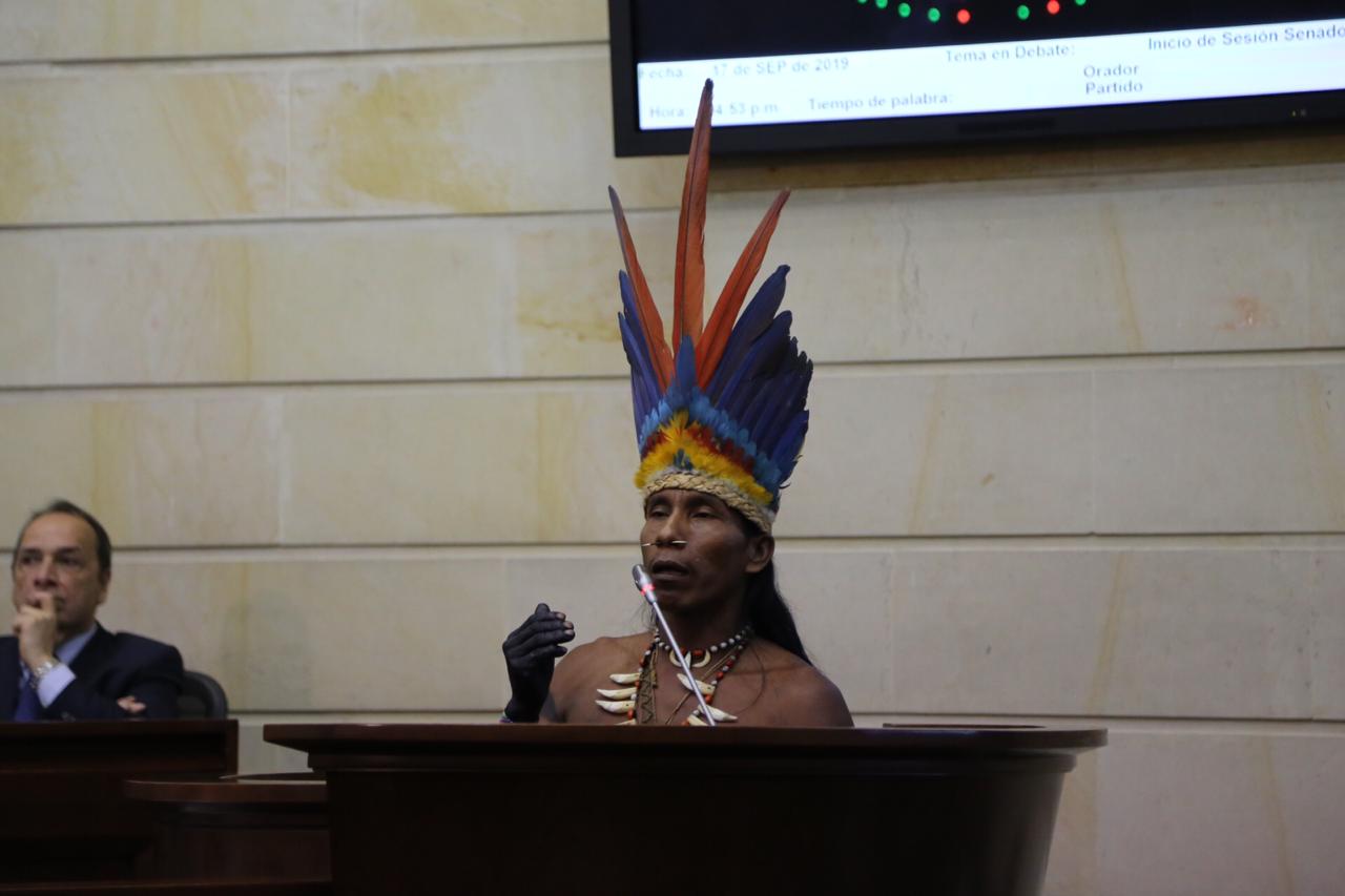 El indígena Pablo Safiniscum, representante de La Choerrera, corregimiento del Amazonas, interviene ante la plenaria del Senado