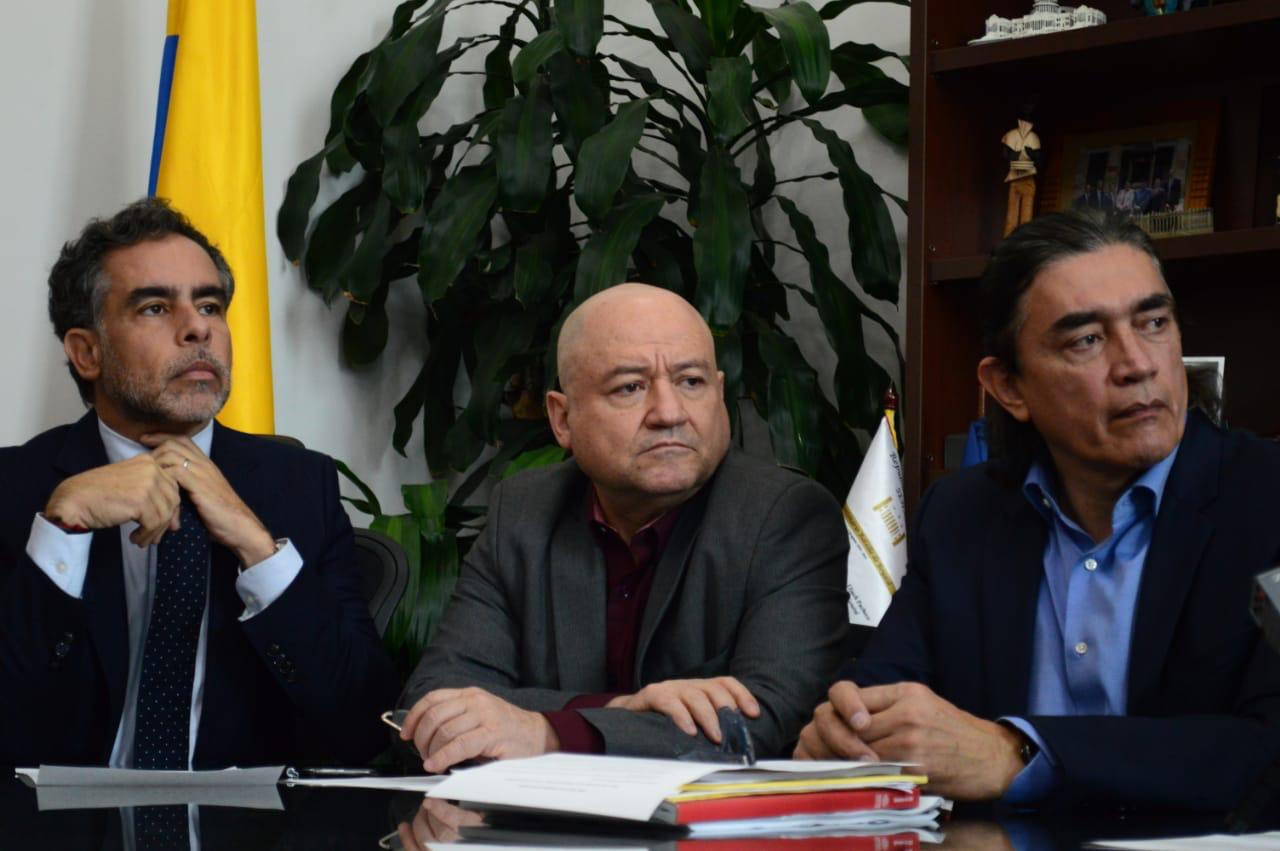 Senador Julián Gallo (en el centro), durante la radicación del proyecto de ley.