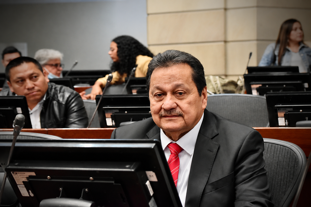Senador Luis Alfonso Mejía Núñez en su curul durante una sesión en el Senado