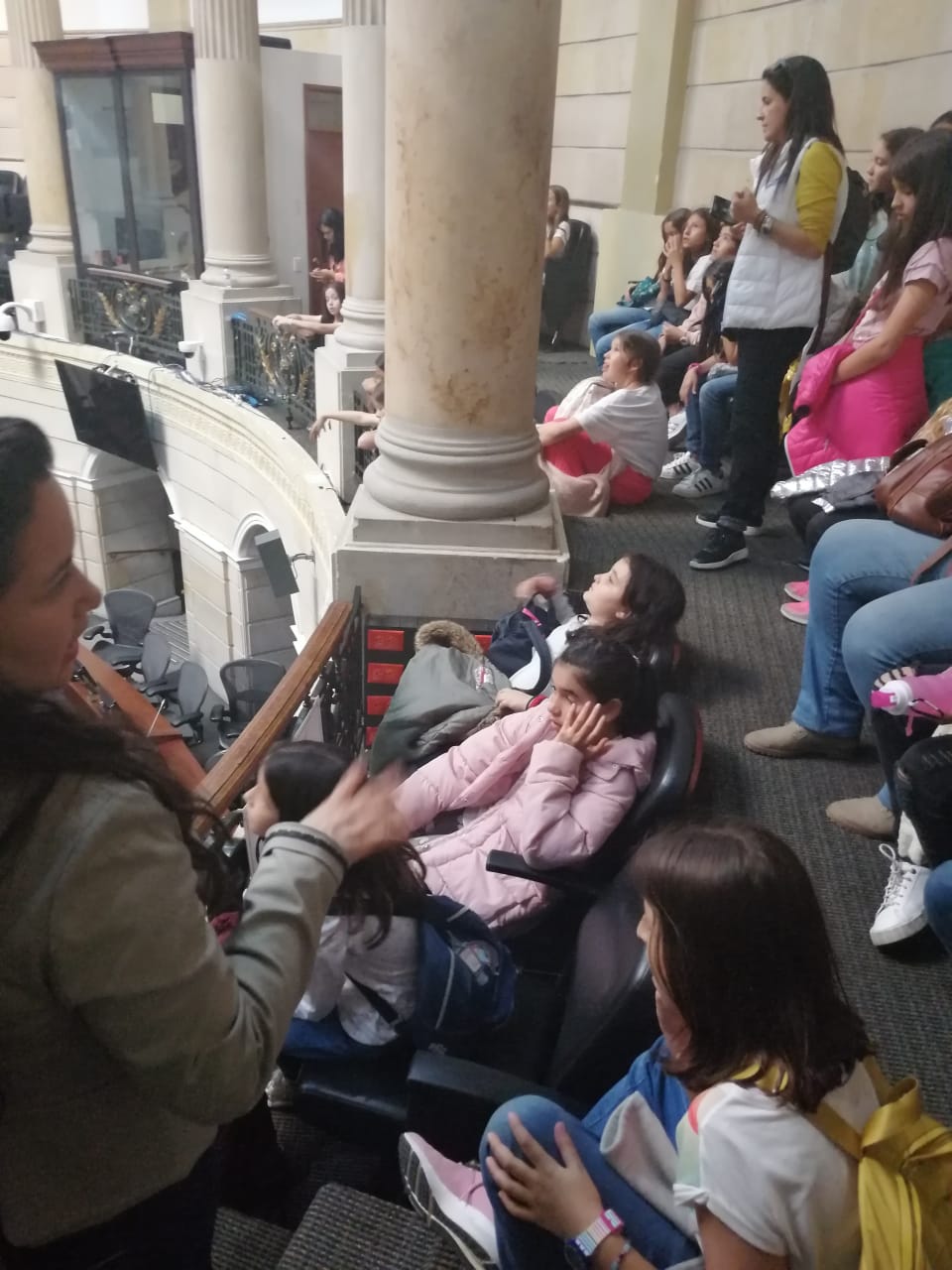 Alumnas de Colegio MaryMount conociendo el Recinto del Senado