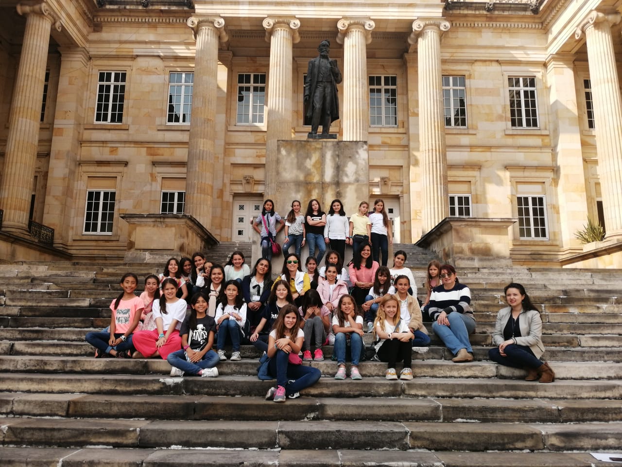 Ochenta niñas de grado 4° de primaria del colegio MaryMount sede Medellín visitaron las instalaciones del Congreso de la República